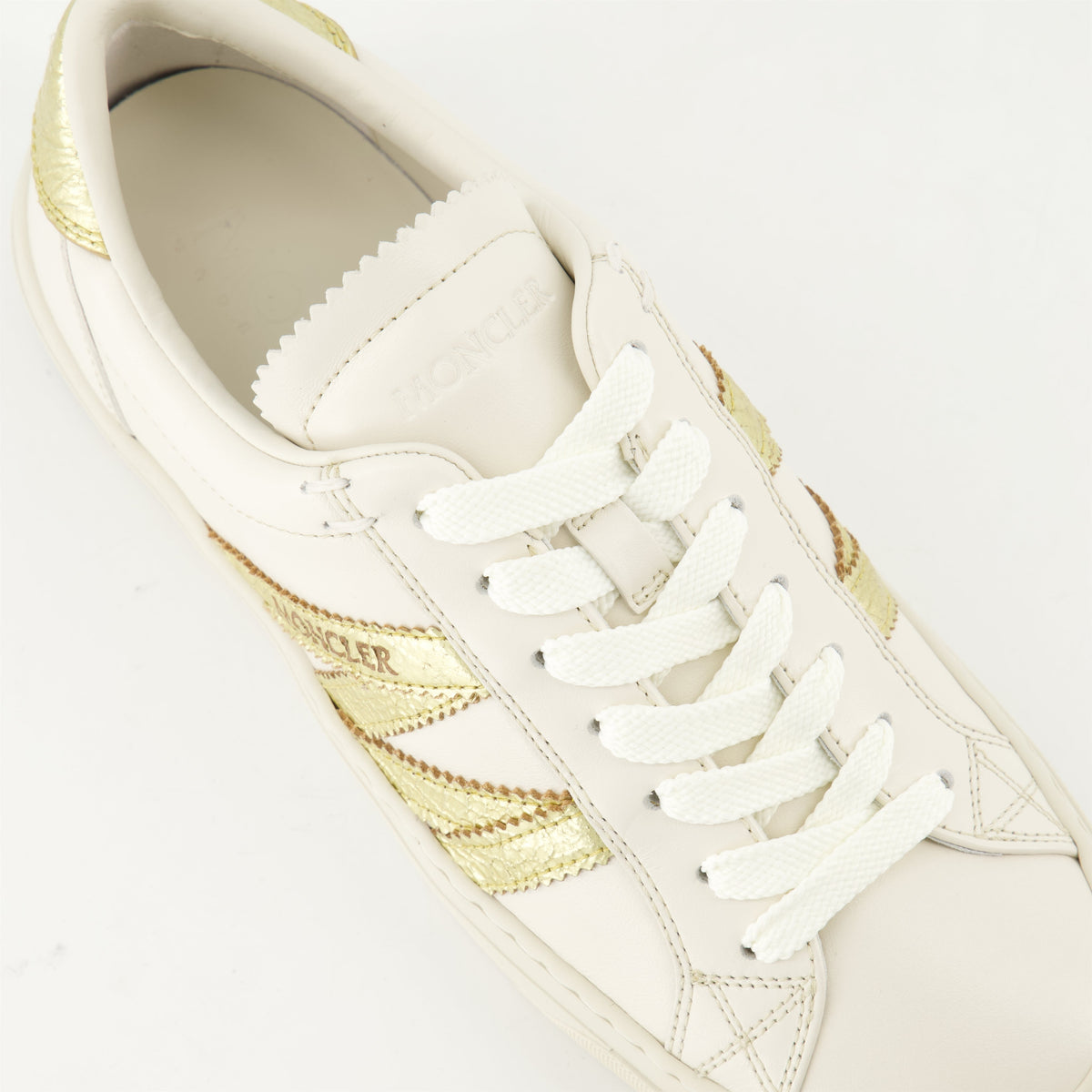 Low-Top Sneakers – White & Gold